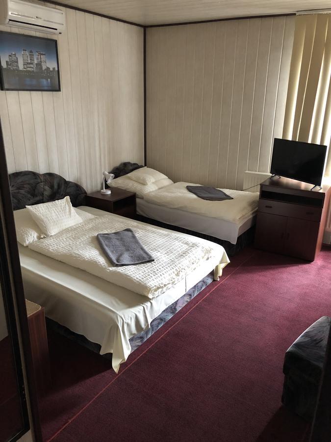 Kovacs Hotel Superior วาชาโรชนาเมนี ภายนอก รูปภาพ