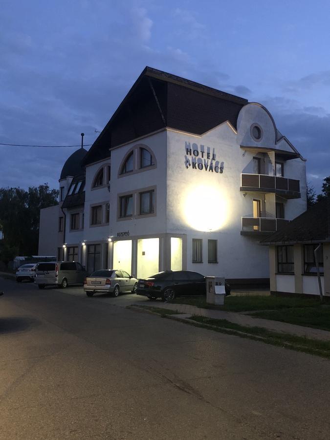 Kovacs Hotel Superior วาชาโรชนาเมนี ภายนอก รูปภาพ